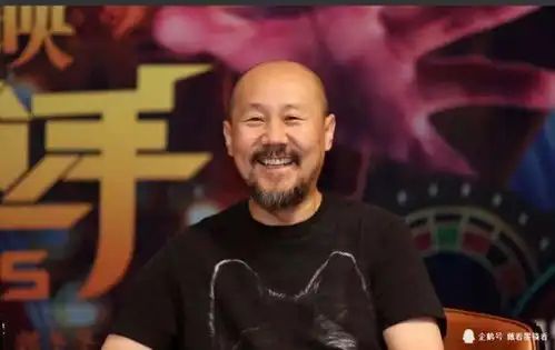 腾格尔和陈佩斯一起喝酒,在其身旁的服务员成了亮点
