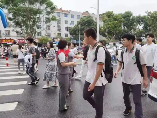 炎炎夏日,街上这几间房子冰爽而又暖心啊,推荐你来看
