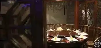在东海龙宫里吃鲜活江鲜,还请来定海神针坐镇
