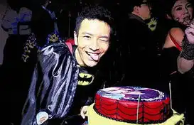 黄晓明生日化身超人搞怪扮丑吐舌头