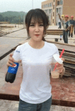 搞笑gif趣图好尴尬,后面的妹子已经不忍直视了
