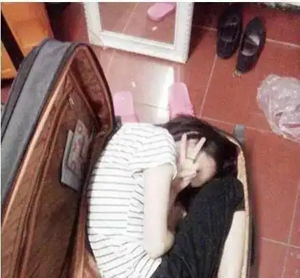 搞笑gif你女朋友撒娇时的样子
