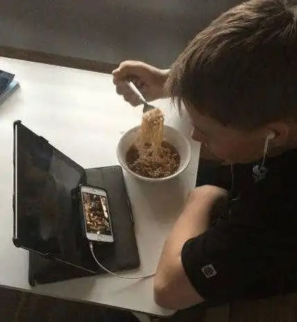 搞笑gif要不是我亲老公,我要打死他
