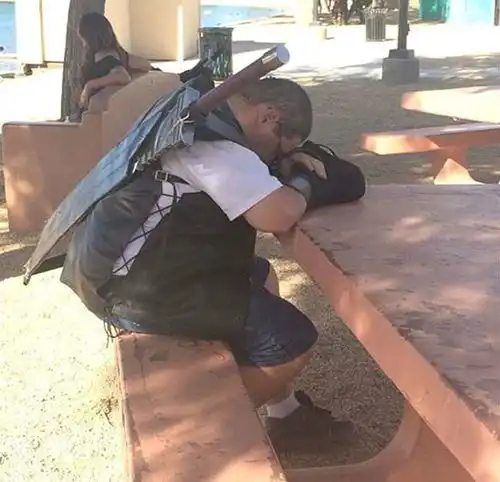 开心一刻笑话老婆总嫌我幼稚,刚才在车上又叨叨个没完
