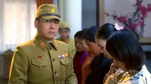 民兵鬼子搜查证件,眼看特工要暴露,姑娘一招化险为夷
