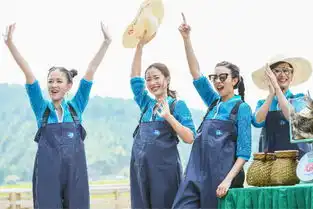 组图我们谢娜变渔夫戴草帽捞鱼造型可爱
