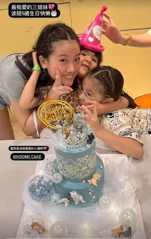 贾静雯晒全家福为波妞庆生,三个女儿全是高颜值,一家五口超幸福
