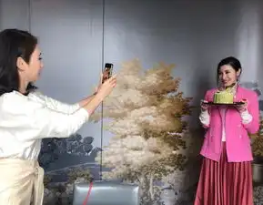 豪门媳妇李嘉欣生日打扮,玫红外套配蕾丝内搭,真有高级贵妇感
