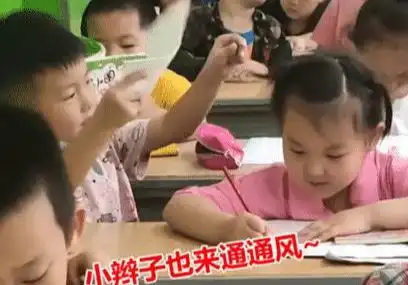 男孩辅导女同桌写作业,温柔拨动对方小辫子,为其扇风降温
