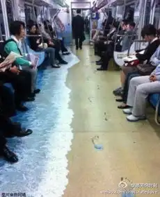 早晨带着烦躁心情踏上了一天的忙碌,每日必坐的地铁总让我们又爱又怕,而首尔的地铁还真让人眼前一亮,沙滩海浪感觉夏天的闷热一下子消失了,心情那个凉爽啊别具一格的创意,好像真的感受到了海风呢如果是你,你会把什么装进地铁呢