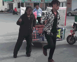 搞笑图片幽默段子笑话哥们,你的舞蹈是旁边奶奶教的吗
