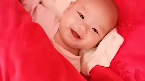 是裤子太松还是熊孩子太皮,早上起床又踢掉了,真是太搞笑了
