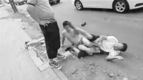 大连高校教师开车鸣笛遭醉酒老人砸车扒光衣裤
