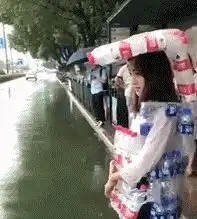 爆笑gif鞋子烂了不要紧,脸面不能丢
