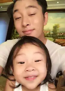 甜馨今天5周岁生日,看看馨爷这些年的逗比搞笑合集
