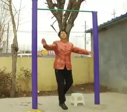 硬核大妈上吊式锻炼治好了颈椎病,还能吊着睡觉
