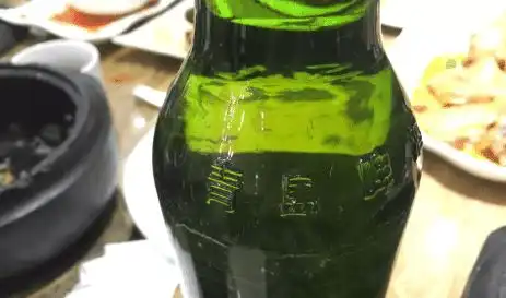 中国小伙在朝鲜喝啤酒,被啤酒瓶上的字吓了一跳,觉得不可思议
