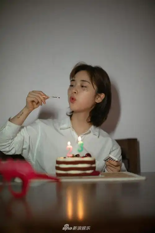 组图沈月拍生日写真与蛋糕合影甜度翻倍戴搞怪眼镜卖萌超可爱
