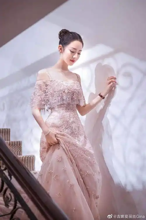 吉娜出席活动剪彩剪不断看舞狮表演竖大拇指超可爱

