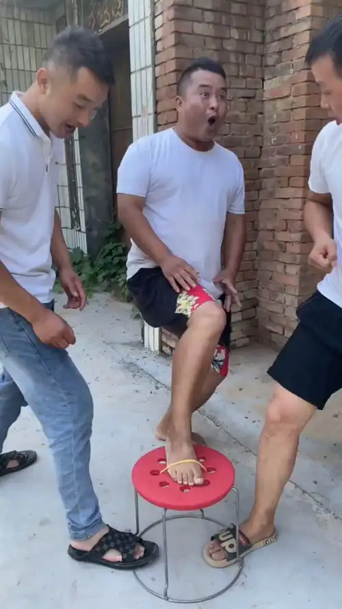 脚气都给我弹好了搞笑视频男人之间的快乐
