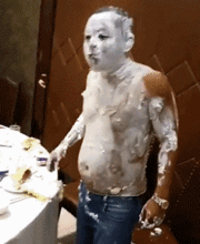 gif搞笑趣图哥们,你怎么那么幸福呢两个女的抢着要你
