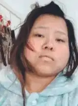 刚进家门她老公就回来了,我现在躲在床底下,该怎么办
