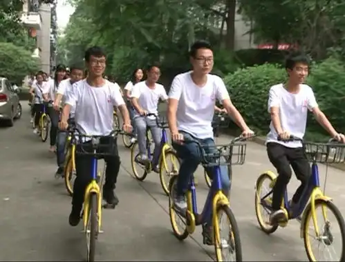 一大群大学生骑着单车在师院搞啥子事情
