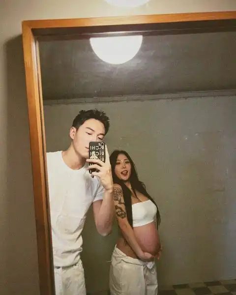 honeyj今日诞下女儿love激动晒宝宝脚印照片,曾预告樱花盛开时出生孕晚期dline超美
