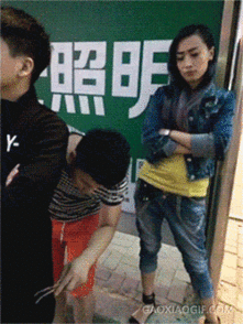 搞笑gif图姑娘也太不隧道了,吃龙虾也不叫上我
