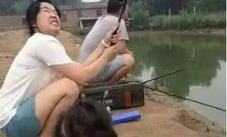 搞笑图片幽默段子笑话大妹子,你是钓到大鱼了吗
