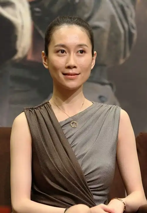 温峥嵘胖点更好看,穿拧劲儿裙显高贵,一笑眼尾状态太真实
