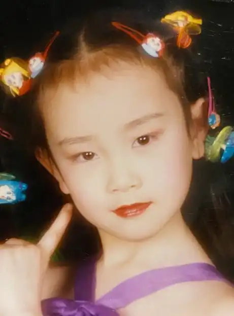 张檬童年照曝光,被赞天生美人,曾被网暴丑女整容失败认不出
