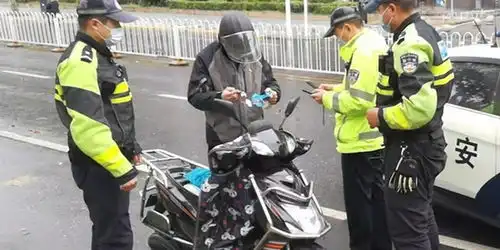 大风吹,带篷可能被刮飞骑行电动车要注意了
