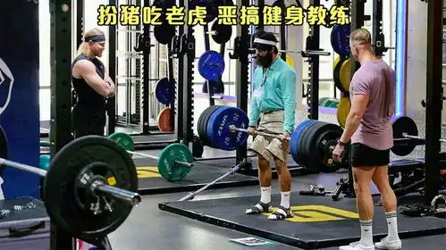 力量举大佬又来健身房扮猪吃虎,被恶搞的健身教练,会有什么反应

