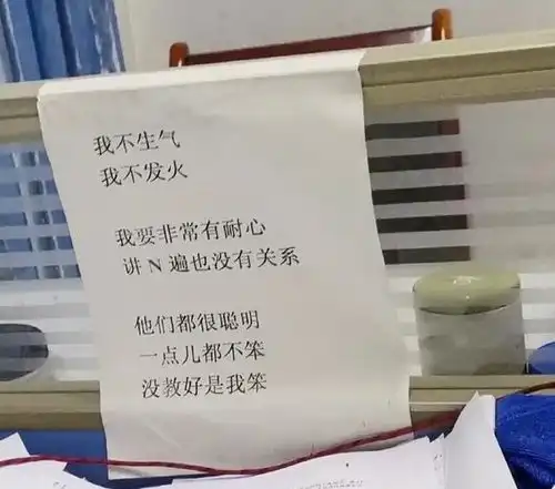 搞笑图片宿舍里兄弟帮我织毛衣,我织平针他织花
