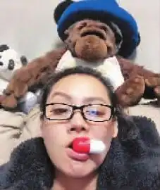 宁静素颜自拍咬大药丸自黑

