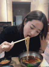 搞笑gif趣图美女吃面吃的好好的,你非要学别人去剪,看等会儿怎么收拾你
