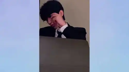 范丞丞吃瓜翻车太搞笑,蔡徐坤扯领带帅气撩人肖战时尚表现力超酷
