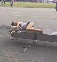 爆笑gif趣图看来妹子太累了,躺这一会就睡这了
