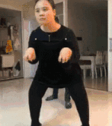 搞笑gif趣图姑娘,你的一字马太厉害了,一定练了很久吧
