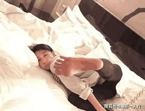 参观周冬雨的家,家里的装修很豪华,但是衣服摆放很乱
