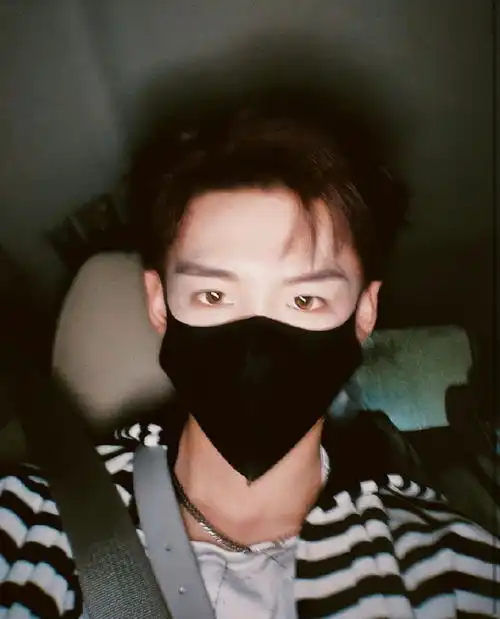 组图白敬亭晒戴口罩自拍难掩帅气穿条纹上衣瞳色好特别
