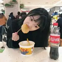 吃东西的可爱女生头像
