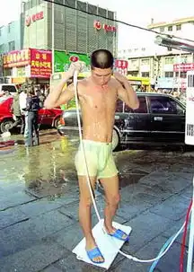 猛男搞促销长春街头洗澡是创意还是伤风化
