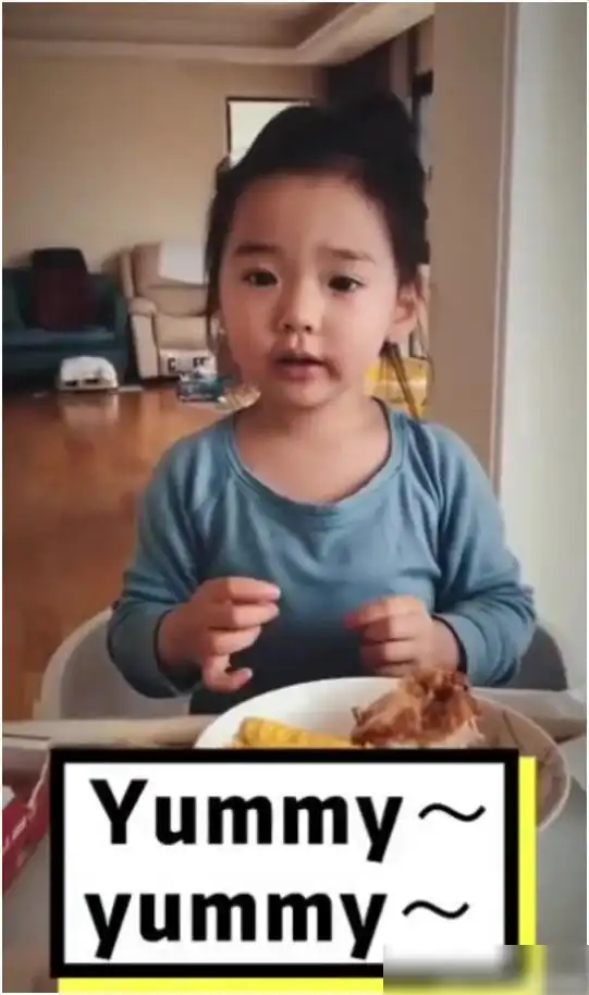 董璇女儿变美食主播,飙纯正东北话可爱到犯规,表情才是亮点