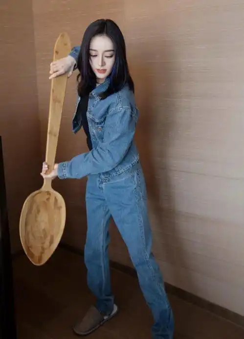 热巴晒干饭人六宫格,手持巨型勺子比脸都大,pose百变画风搞怪
