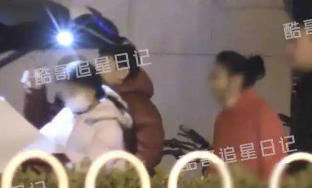 夏雨袁泉一家三口聚餐13岁女儿身高赶上妈妈