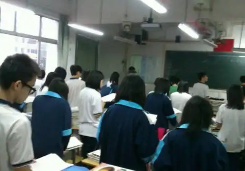 小学生被罚抄试卷,抄不完再罚一遍家长调班转学行吧

