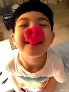 安吉自制粉红猪鼻脸上戴仰头傻笑萌帅萌帅
