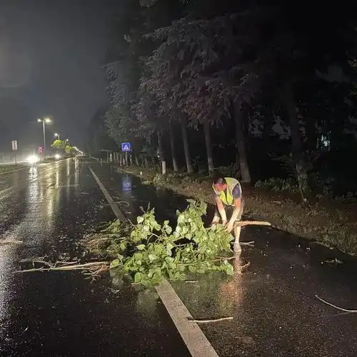 大雨大风雷电,句容交通迅速出击保畅通
